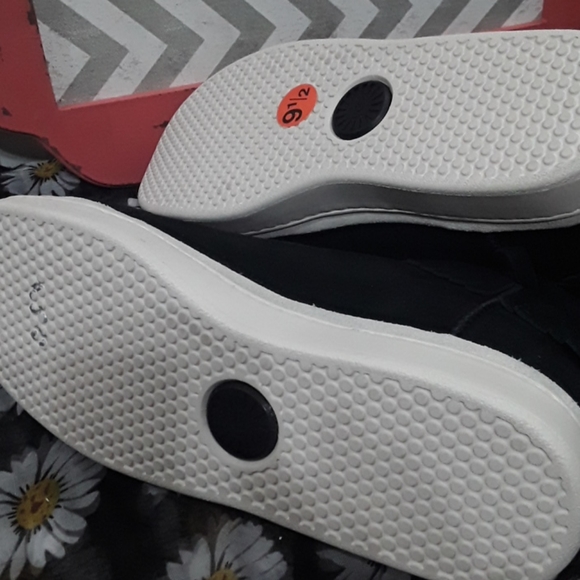 Ugg - Picture 5 of 8